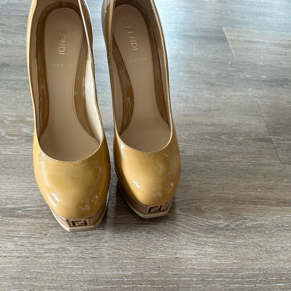 Pre owned vintage authentic fendi patent leather platform heels size 40